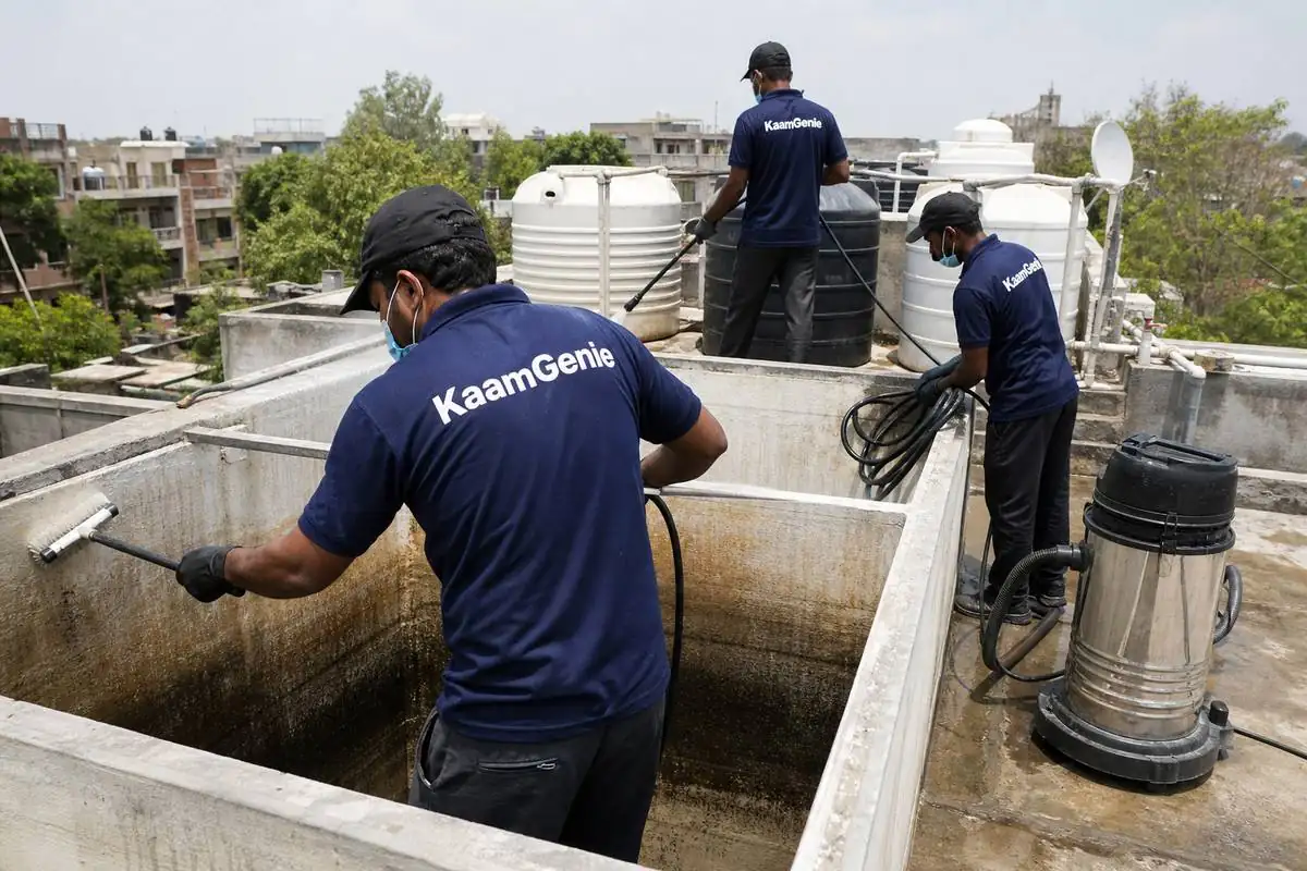 KaamGenie crew cleaning a overhead (rooftop) tank in Saraswati Vihar, Delhi