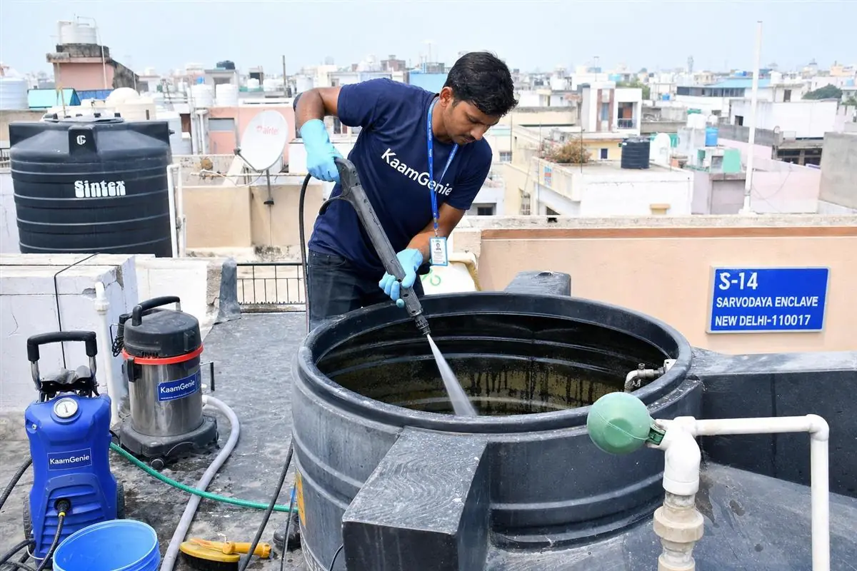KaamGenie crew cleaning a overhead (rooftop) tank in Sarvodaya Enclave, Delhi