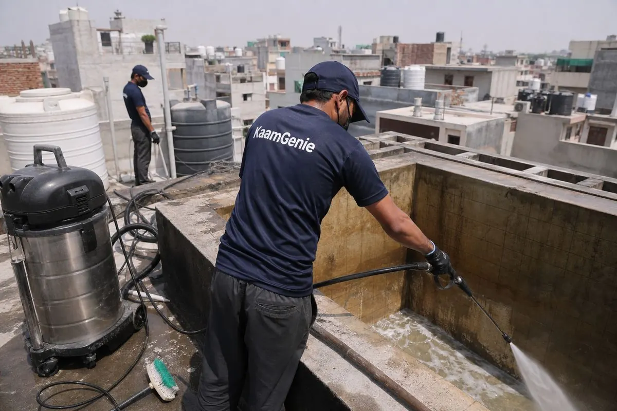 KaamGenie crew cleaning a overhead (rooftop) tank in Shakti Nagar, Delhi