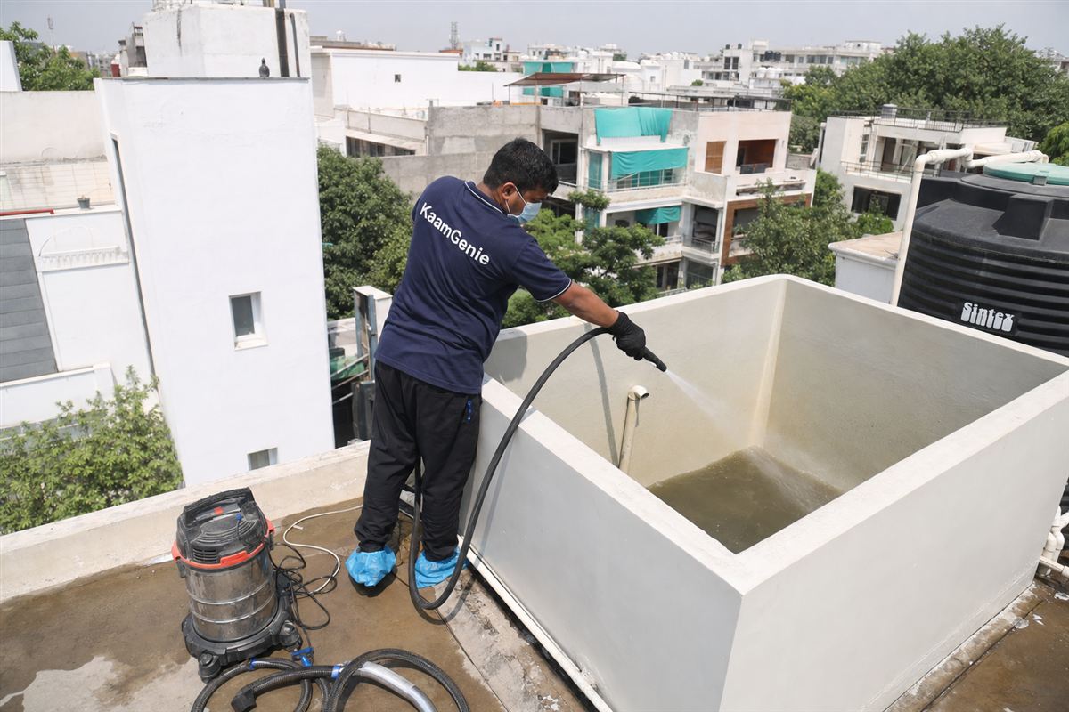 KaamGenie crew cleaning a overhead (rooftop) tank in Shanti Niketan, Delhi