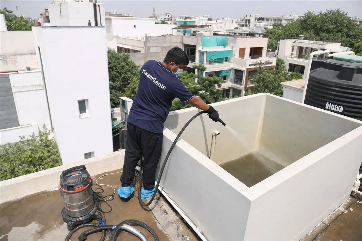 KaamGenie crew cleaning a overhead (rooftop) tank in Shanti Niketan, Delhi