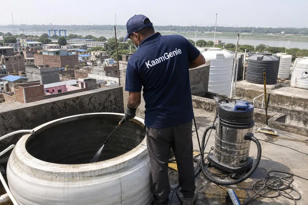KaamGenie crew cleaning a overhead (rooftop) tank in Sonia Vihar, Delhi