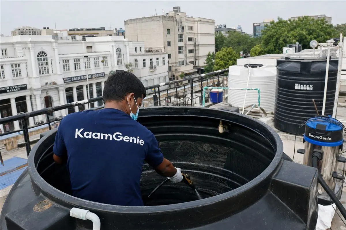 KaamGenie crew cleaning a overhead (rooftop) tank in South Extension, Delhi