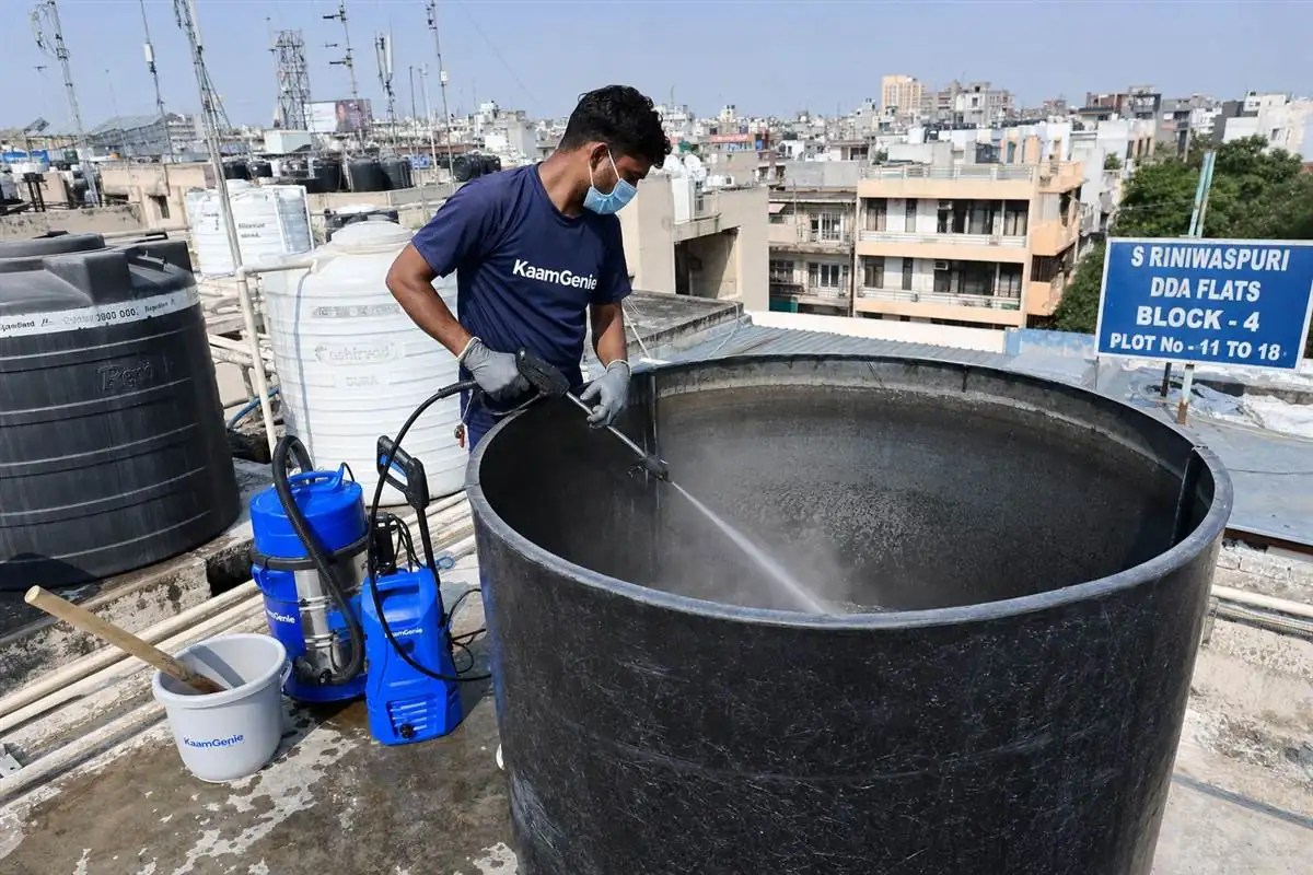 KaamGenie crew cleaning a overhead (rooftop) tank in Sriniwaspuri, Delhi