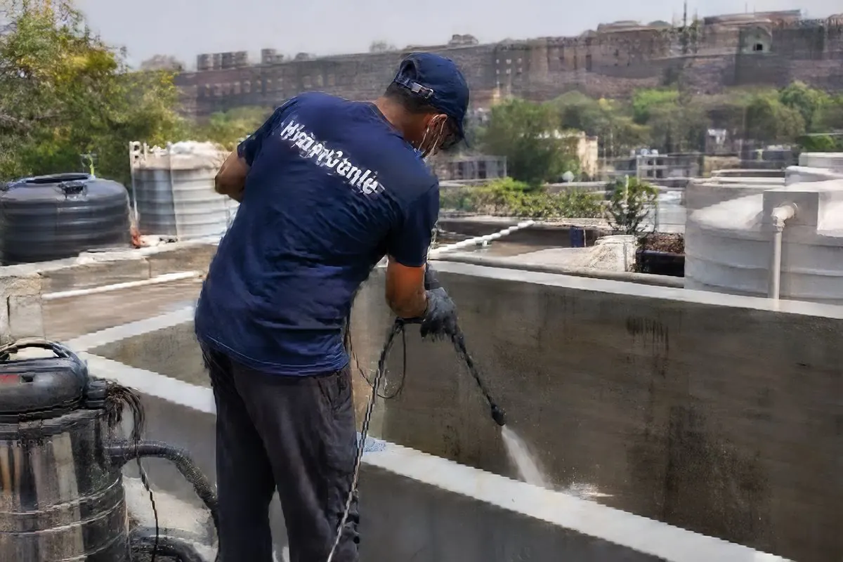 KaamGenie crew cleaning a overhead (rooftop) tank in Sundar Nagar, Delhi