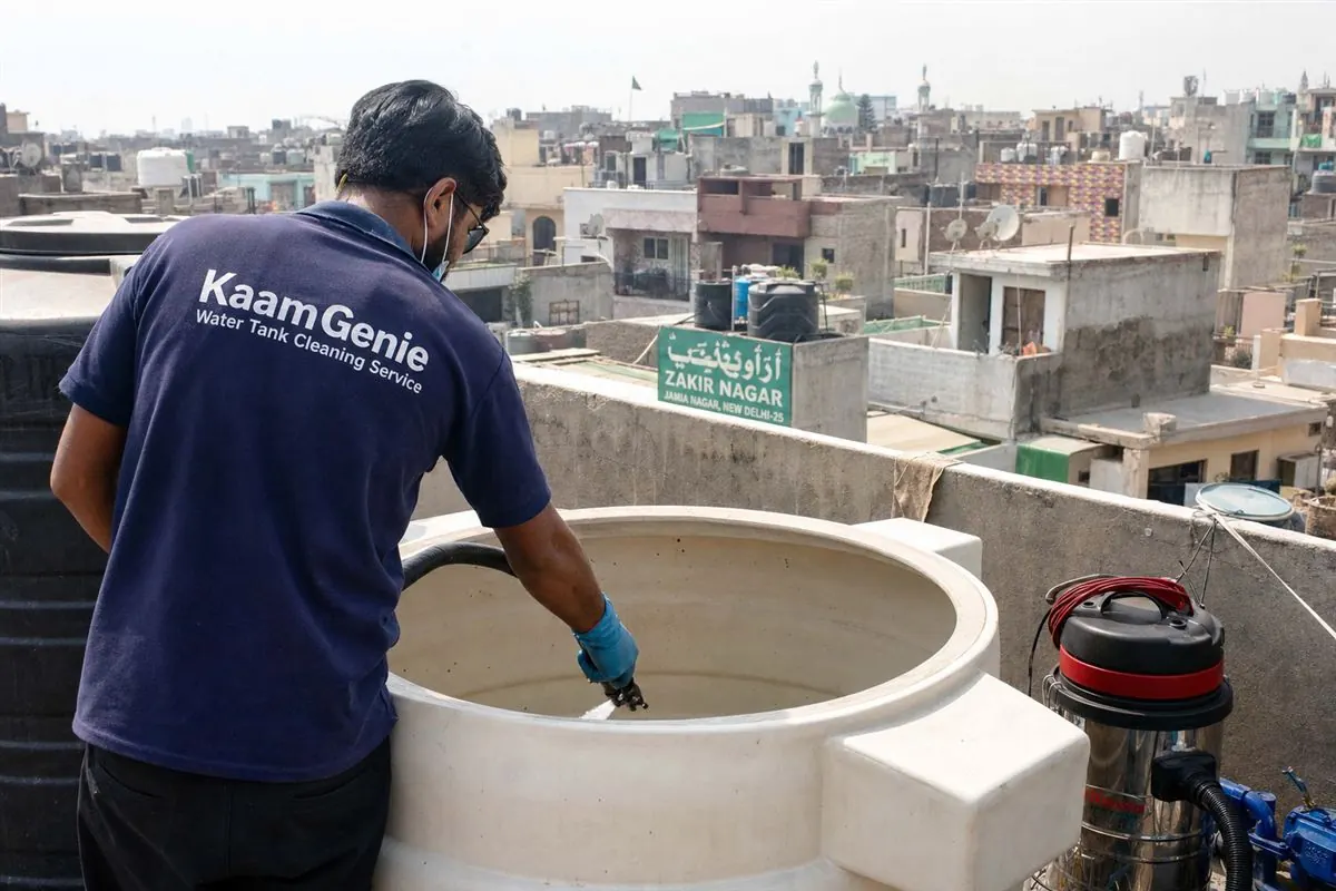 KaamGenie crew cleaning a overhead (rooftop) tank in Zakir Nagar, Delhi