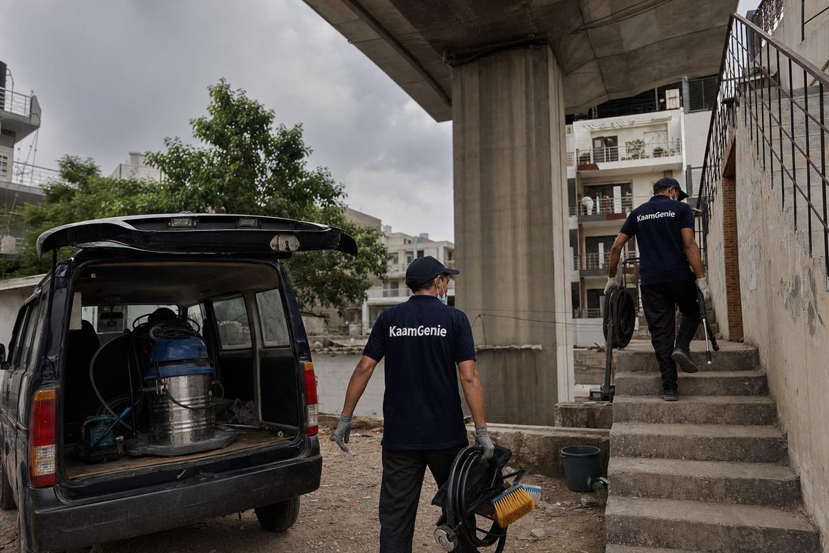 KaamGenie crew cleaning a water tank in East Delhi, Delhi