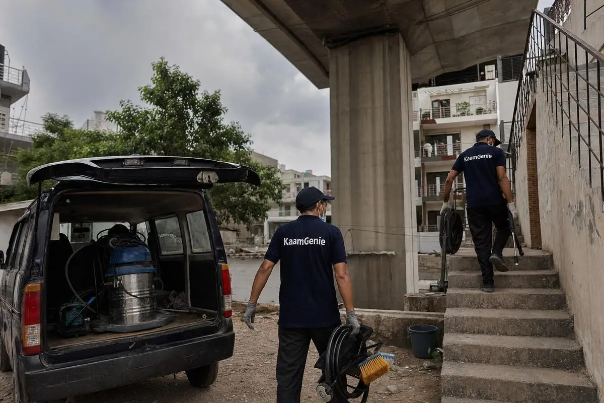 KaamGenie crew cleaning a water tank in East Delhi, Delhi