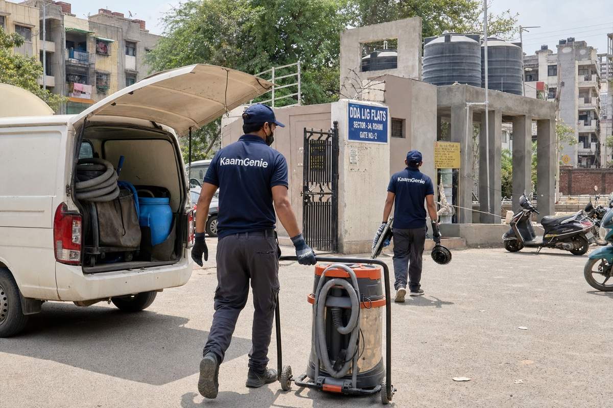 KaamGenie crew cleaning a water tank in North West Delhi, Delhi