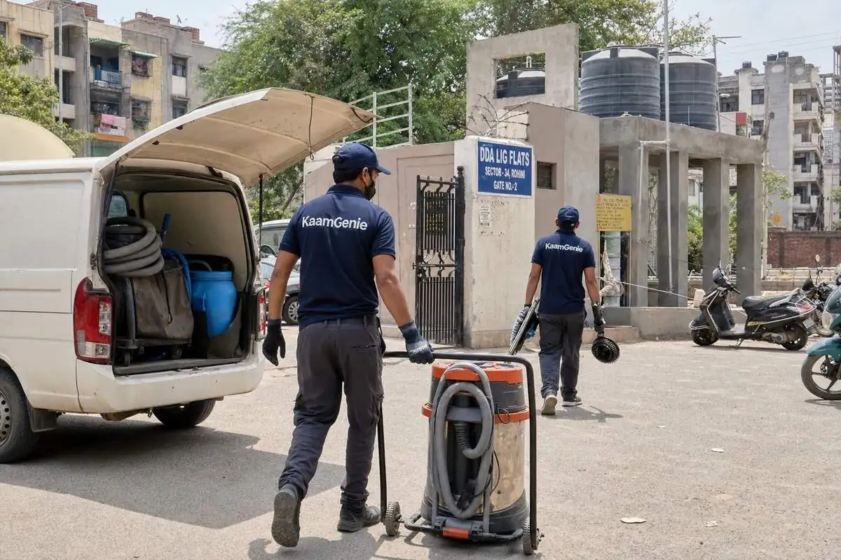 KaamGenie crew cleaning a water tank in North West Delhi, Delhi