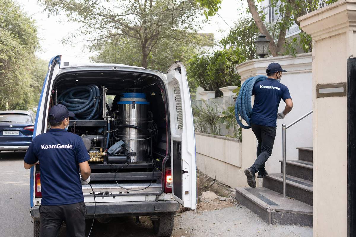 KaamGenie crew cleaning a water tank in South Delhi, Delhi
