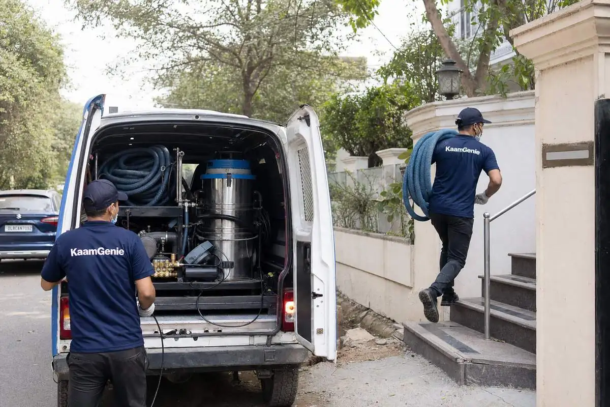 KaamGenie crew cleaning a water tank in South Delhi, Delhi
