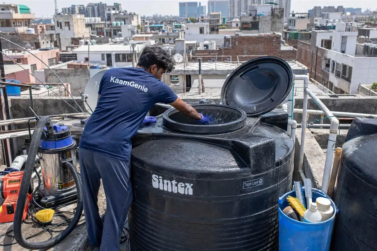 KaamGenie crew cleaning a Sintex / plastic tank in Abul Fazal Enclave, Delhi