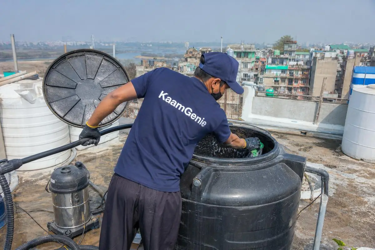 KaamGenie crew cleaning a Sintex / plastic tank in Aruna Nagar (Majnu Ka Tila), Delhi