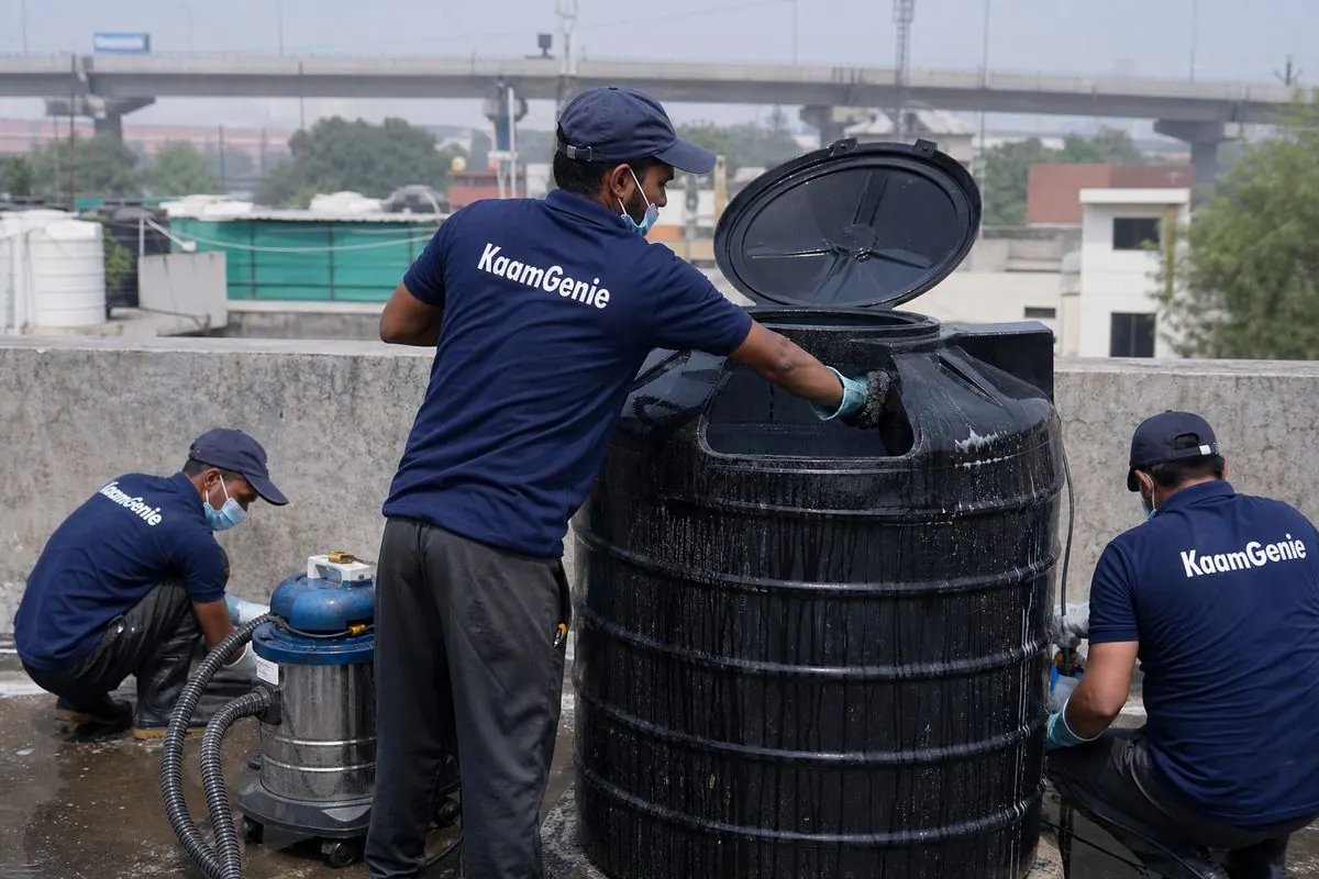 KaamGenie crew cleaning a Sintex / plastic tank in Ashram, Delhi