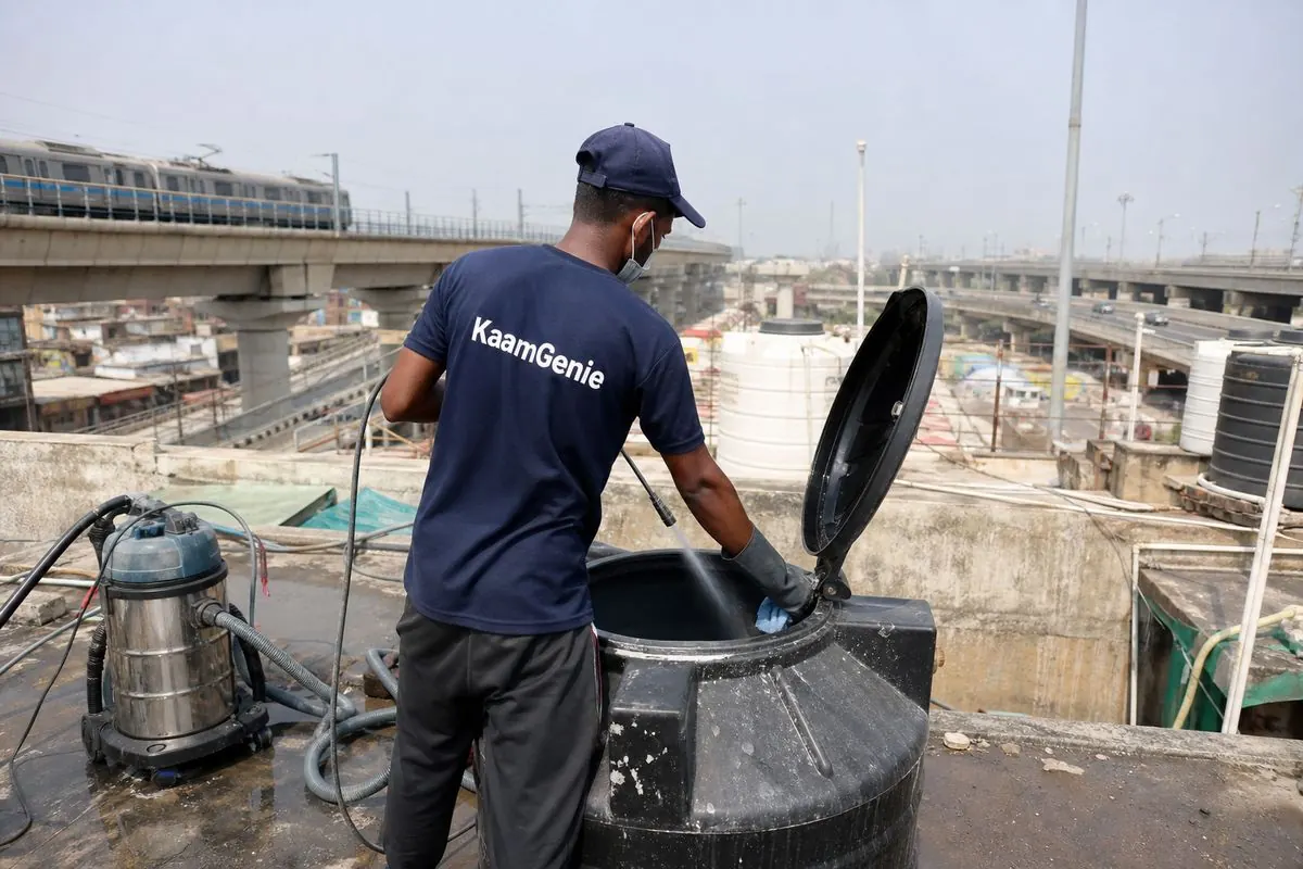KaamGenie crew cleaning a Sintex / plastic tank in Badarpur, Delhi