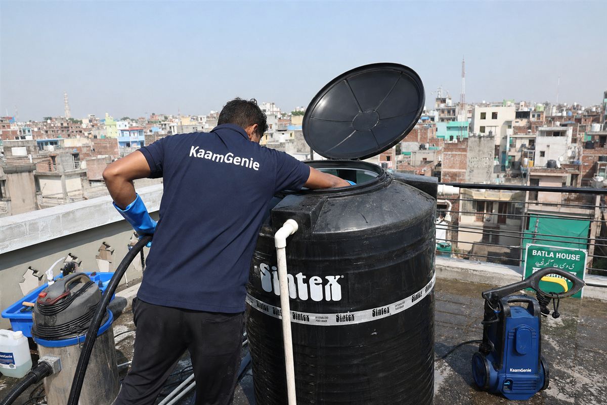 KaamGenie crew cleaning a Sintex / plastic tank in Batla House, Delhi