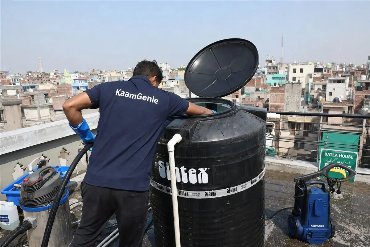 KaamGenie crew cleaning a Sintex / plastic tank in Batla House, Delhi