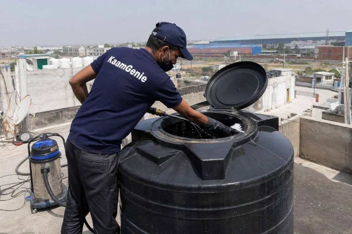 KaamGenie crew cleaning a Sintex / plastic tank in Bawana, Delhi