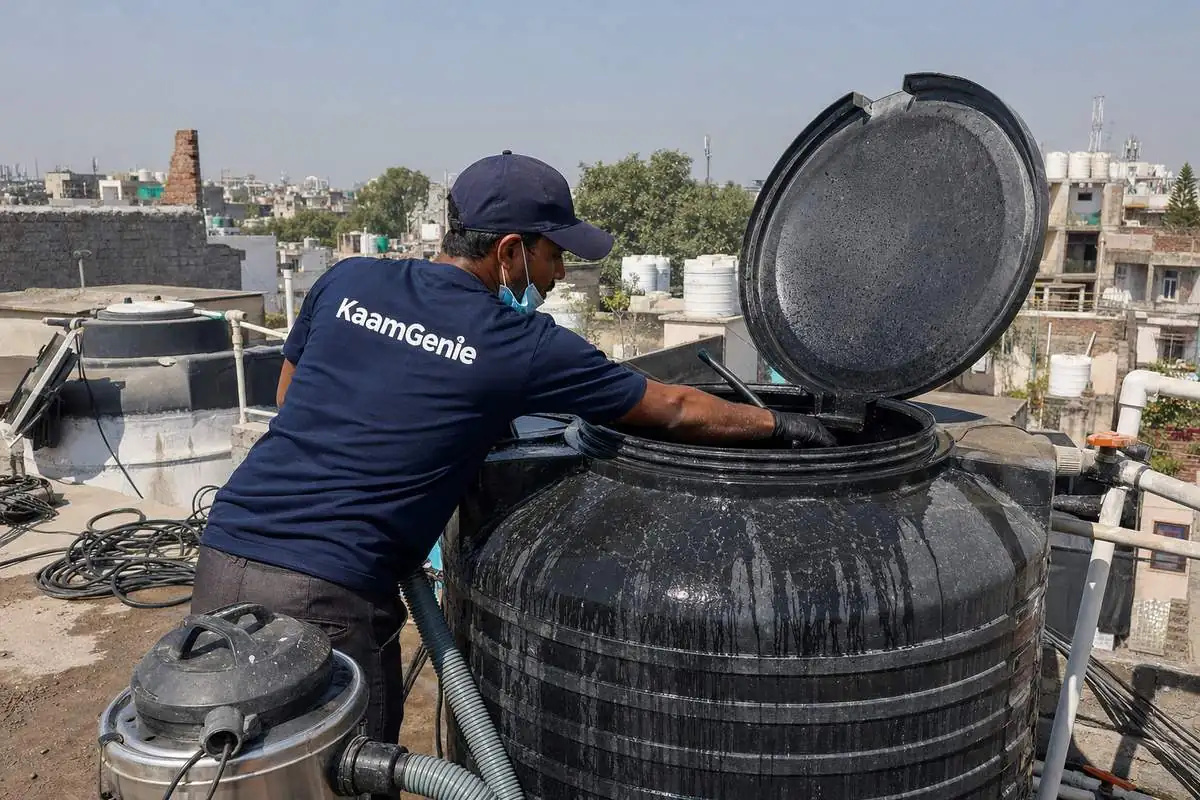 KaamGenie crew cleaning a Sintex / plastic tank in Ber Sarai, Delhi