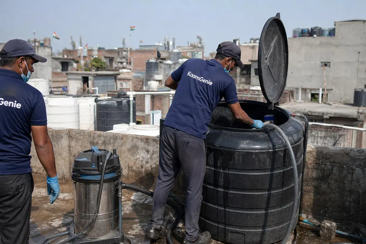 KaamGenie crew cleaning a Sintex / plastic tank in Brahampuri, Delhi