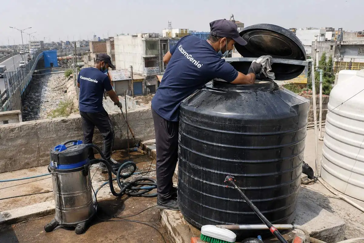 KaamGenie crew cleaning a Sintex / plastic tank in Chand Bagh, Delhi