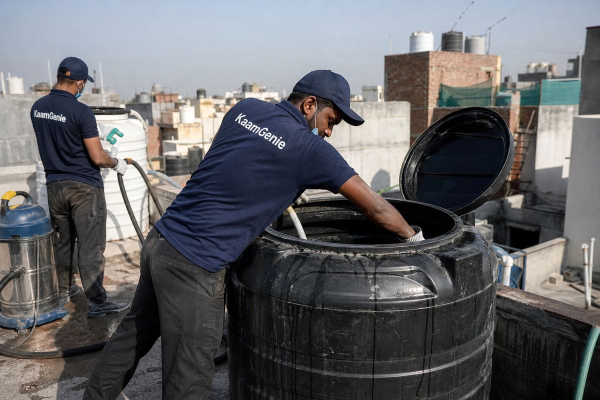 KaamGenie crew cleaning a Sintex / plastic tank in Chand Nagar, Delhi
