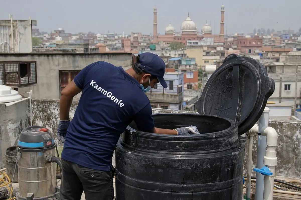 KaamGenie crew cleaning a Sintex / plastic tank in Chandni Chowk, Delhi