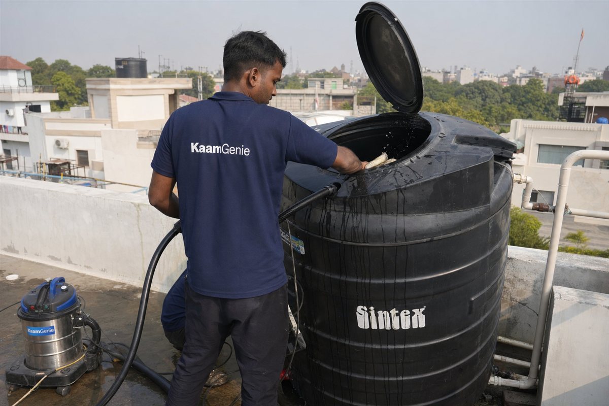KaamGenie crew cleaning a Sintex / plastic tank in Chattarpur, Delhi