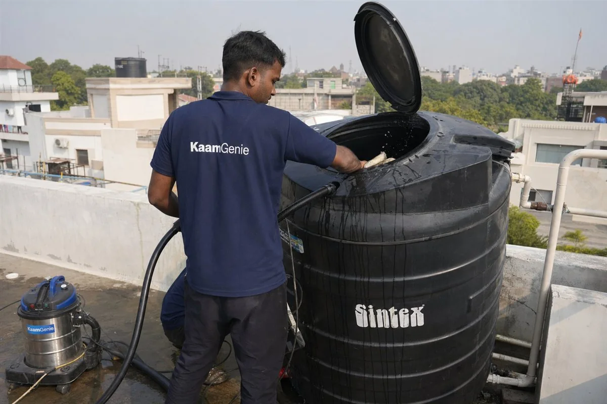 KaamGenie crew cleaning a Sintex / plastic tank in Chattarpur, Delhi