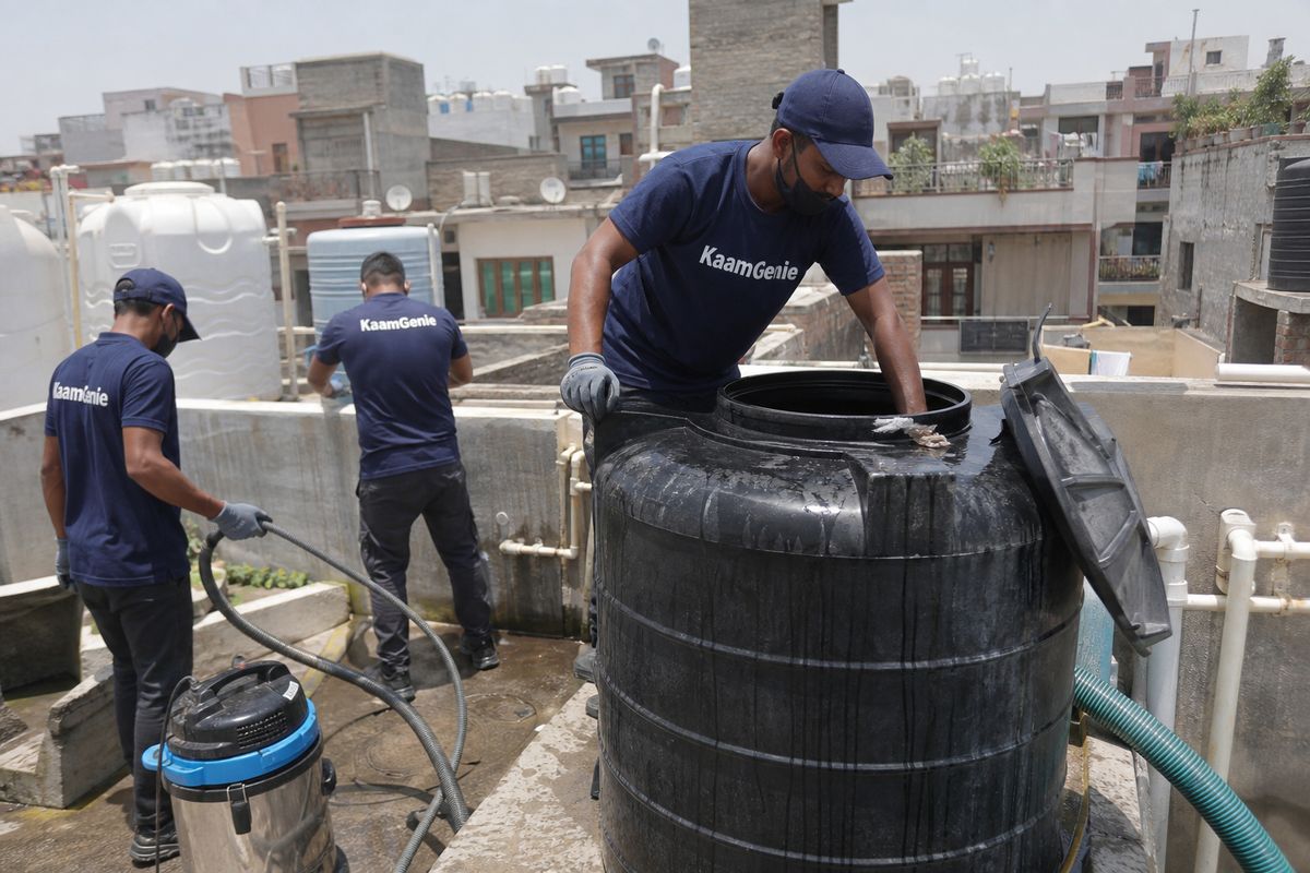 KaamGenie crew cleaning a Sintex / plastic tank in Chaukhandi, Delhi