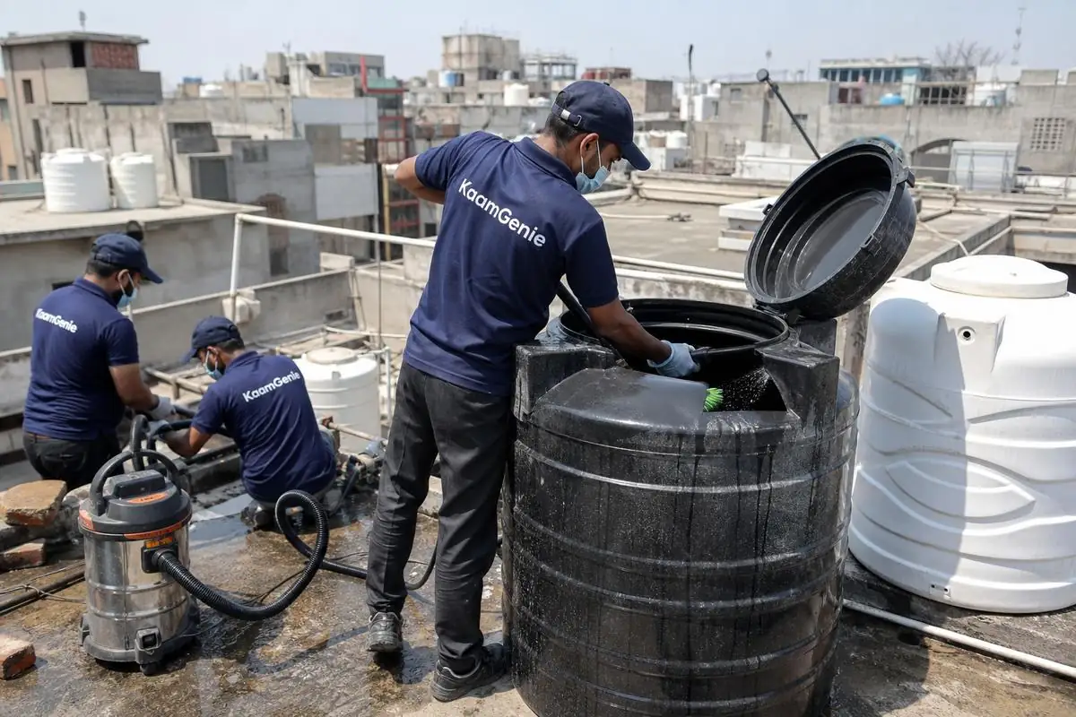KaamGenie crew cleaning a Sintex / plastic tank in Chawri Bazar, Delhi