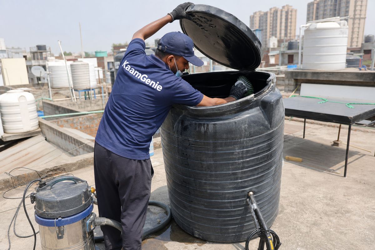 KaamGenie crew cleaning a Sintex / plastic tank in Chilla, Delhi