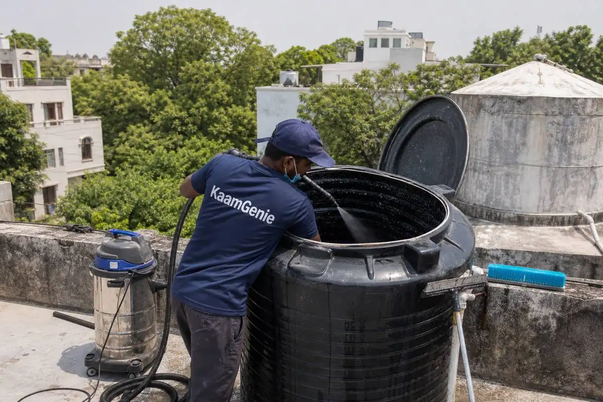KaamGenie crew cleaning a Sintex / plastic tank in Civil Lines, Delhi