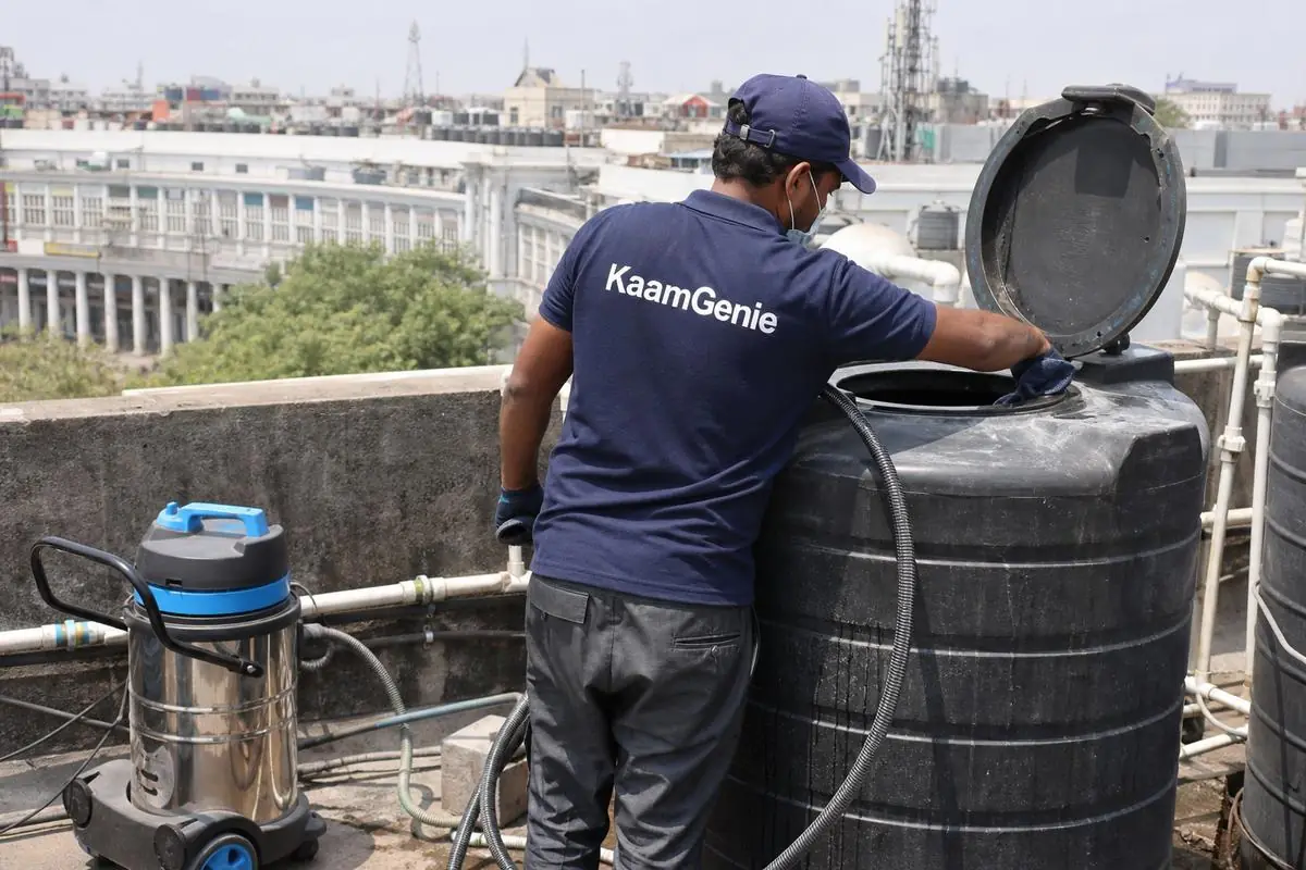 KaamGenie crew cleaning a Sintex / plastic tank in Connaught Place, Delhi