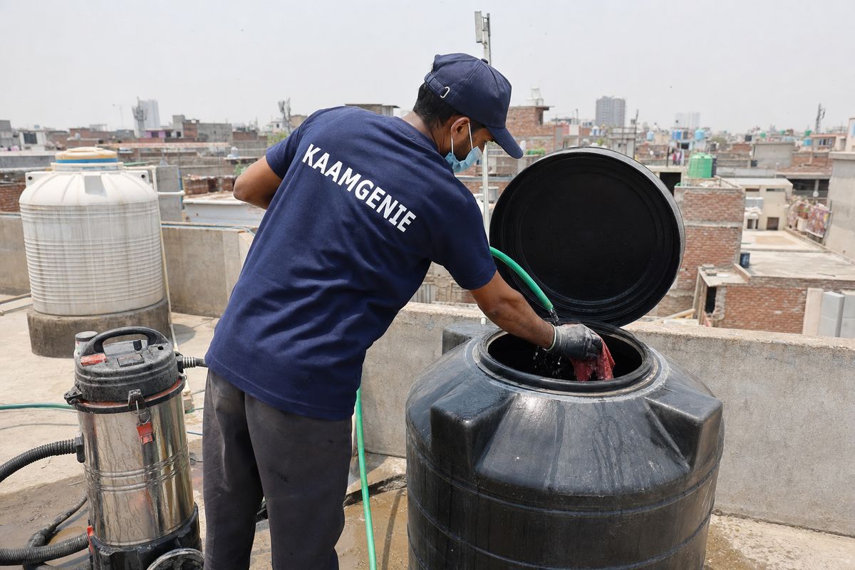 KaamGenie crew cleaning a Sintex / plastic tank in Dakshinpuri, Delhi