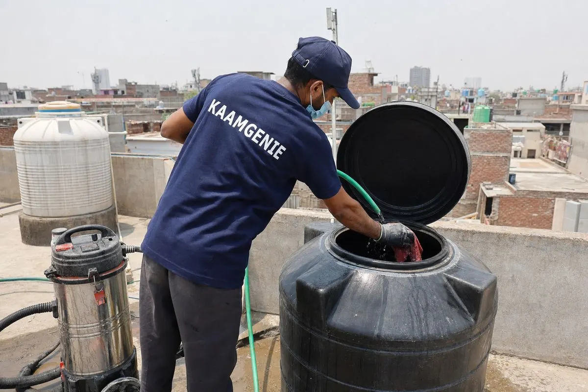 KaamGenie crew cleaning a Sintex / plastic tank in Dakshinpuri, Delhi