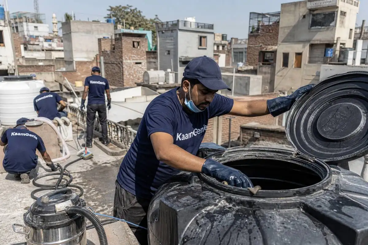 KaamGenie crew cleaning a Sintex / plastic tank in Dareeba (Kinari Bazar), Delhi