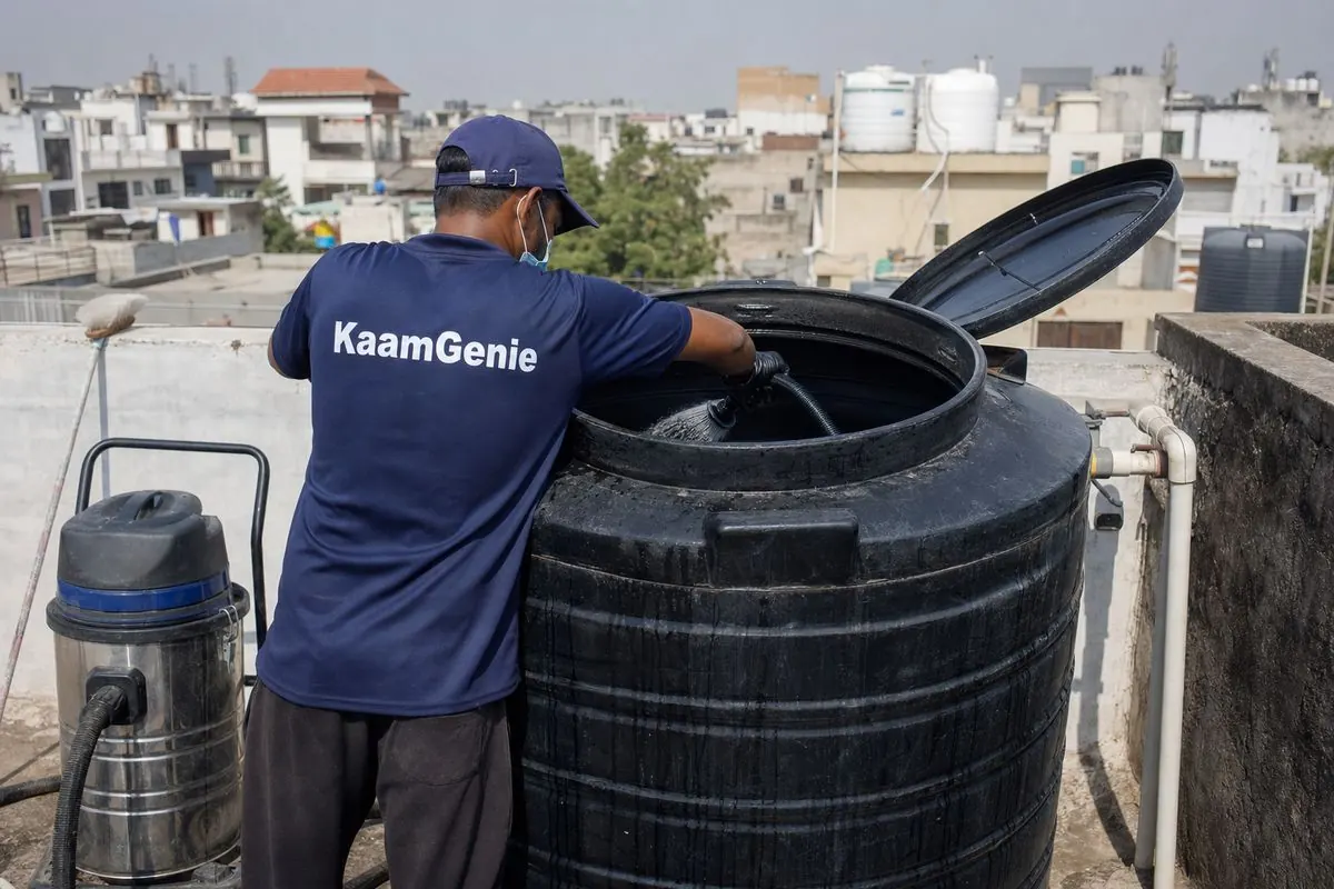 KaamGenie crew cleaning a Sintex / plastic tank in Dera Mandi, Delhi