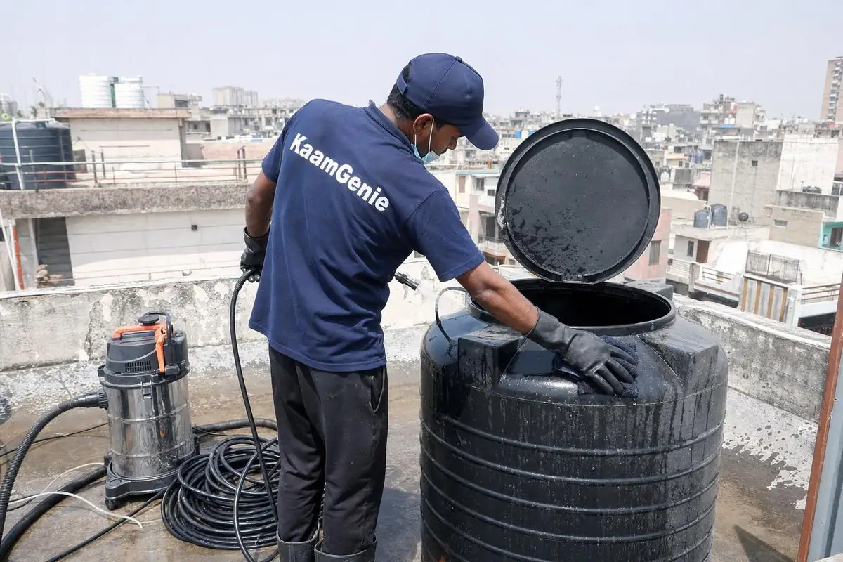 KaamGenie crew cleaning a Sintex / plastic tank in Dwarka Mor, Delhi