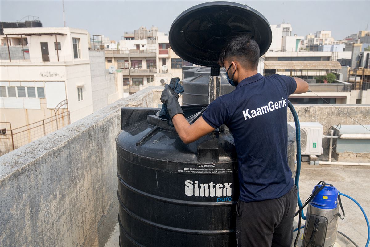 KaamGenie crew cleaning a Sintex / plastic tank in Dwarka, Delhi