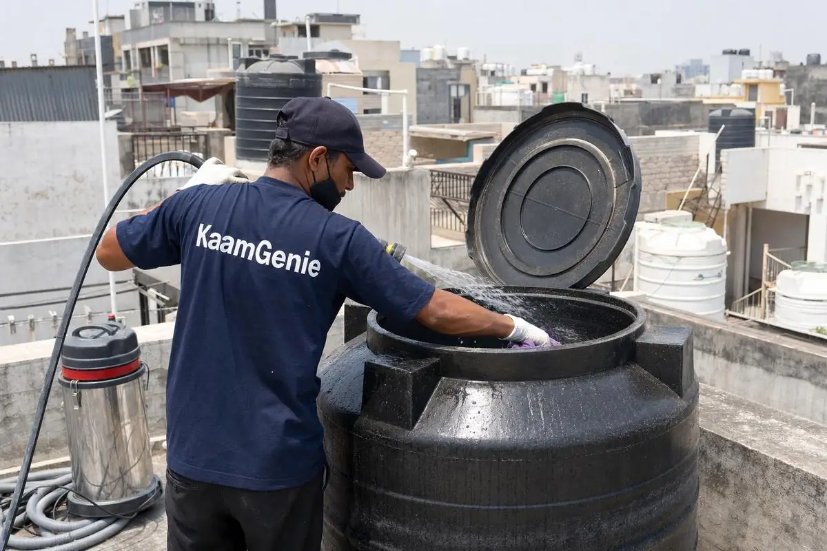 KaamGenie crew cleaning a Sintex / plastic tank in Freedom Fighter Enclave, Delhi