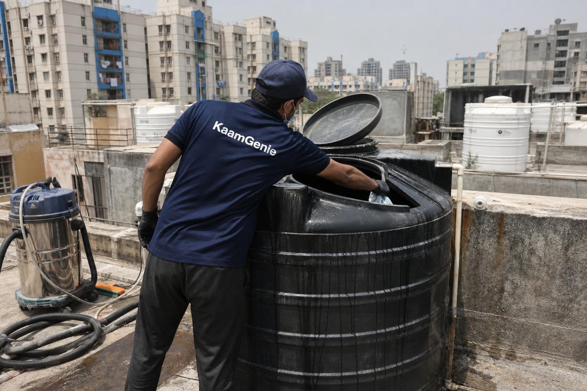KaamGenie crew cleaning a Sintex / plastic tank in Gharoli, Delhi