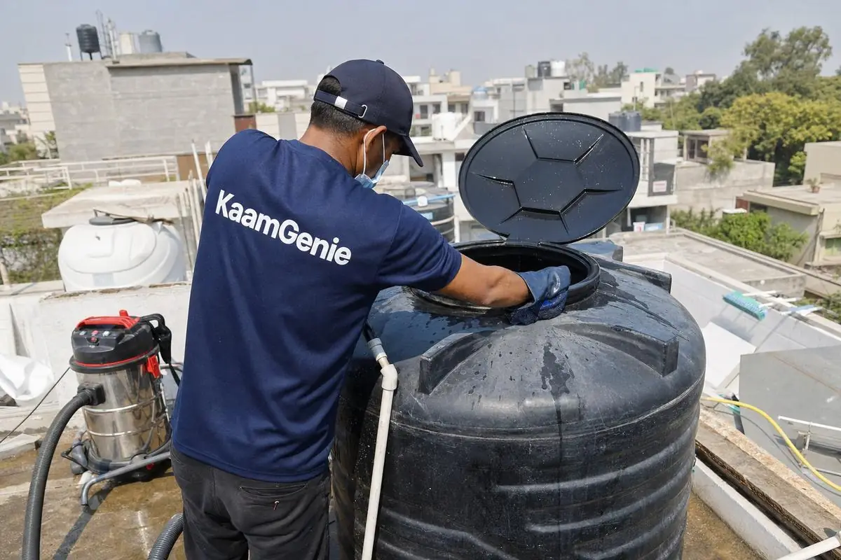 KaamGenie crew cleaning a Sintex / plastic tank in Ghitorni, Delhi