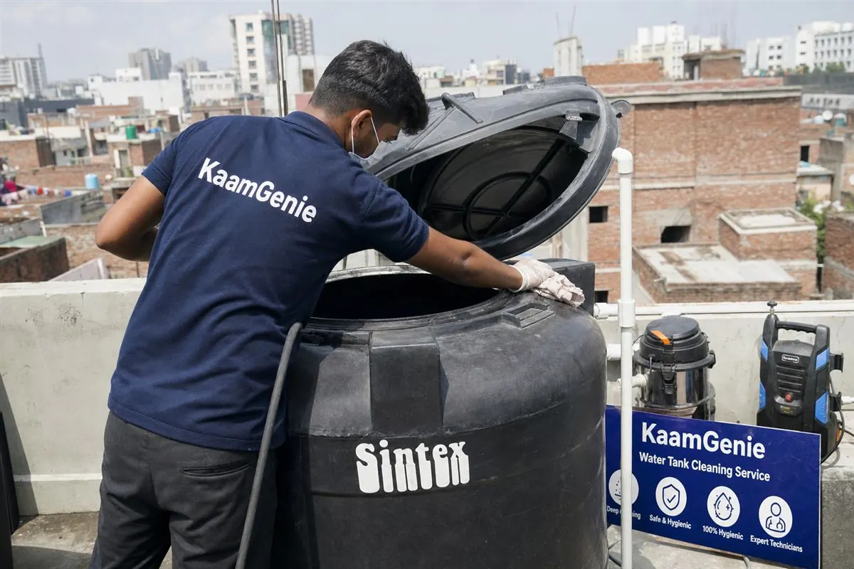 KaamGenie crew cleaning a Sintex / plastic tank in Govindpuri, Delhi
