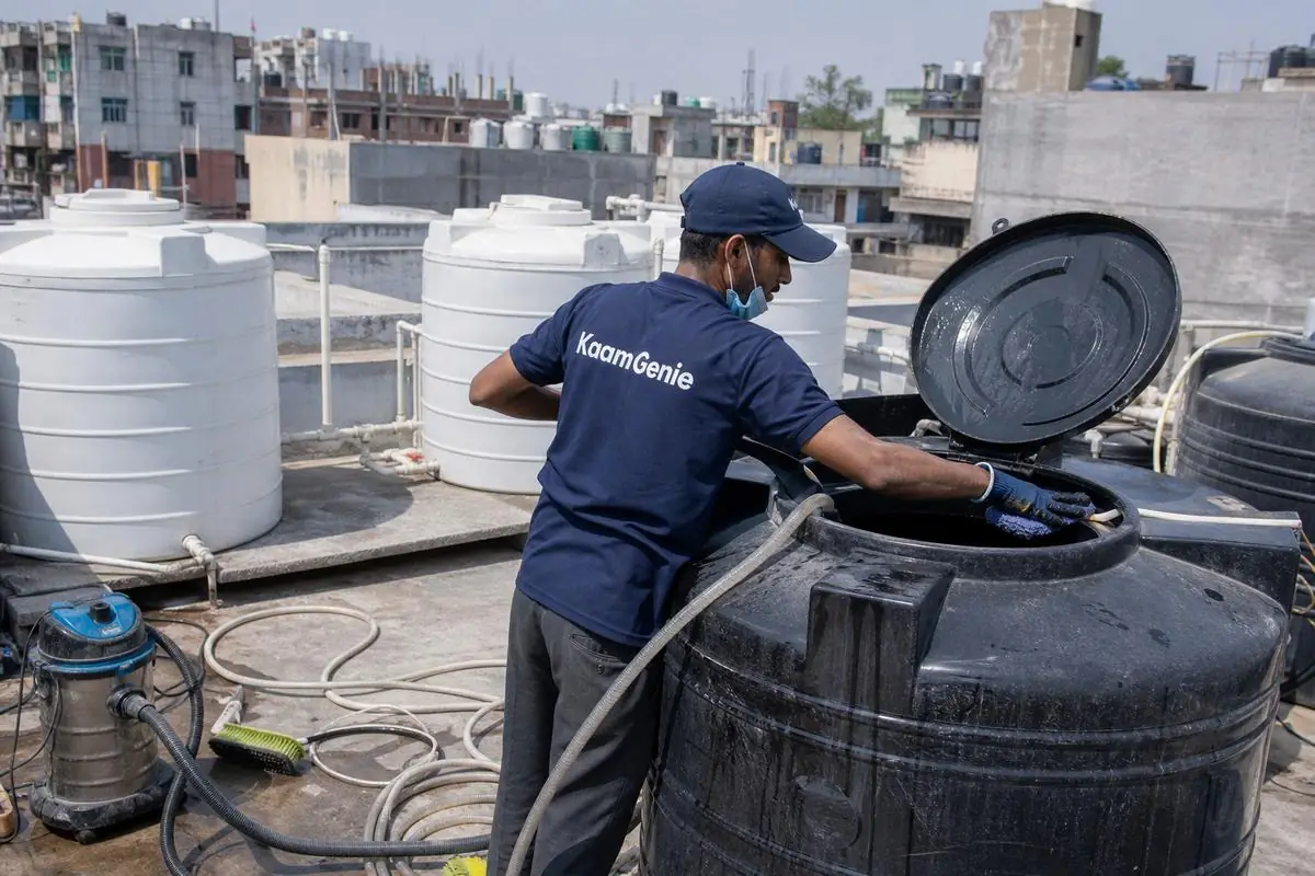KaamGenie crew cleaning a Sintex / plastic tank in GTB Nagar, Delhi