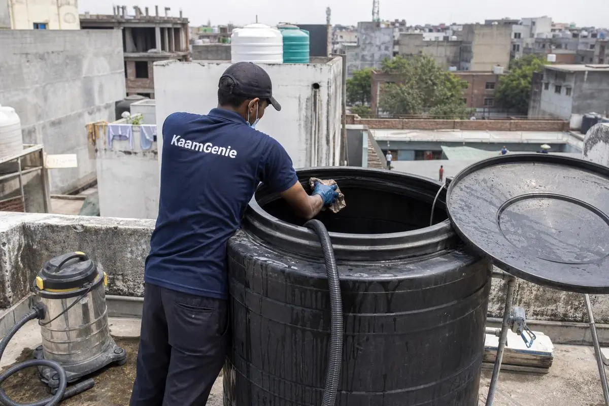 KaamGenie crew cleaning a Sintex / plastic tank in Haji Colony, Delhi