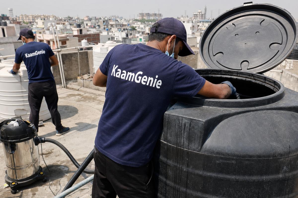 KaamGenie crew cleaning a Sintex / plastic tank in Hamdard Nagar, Delhi