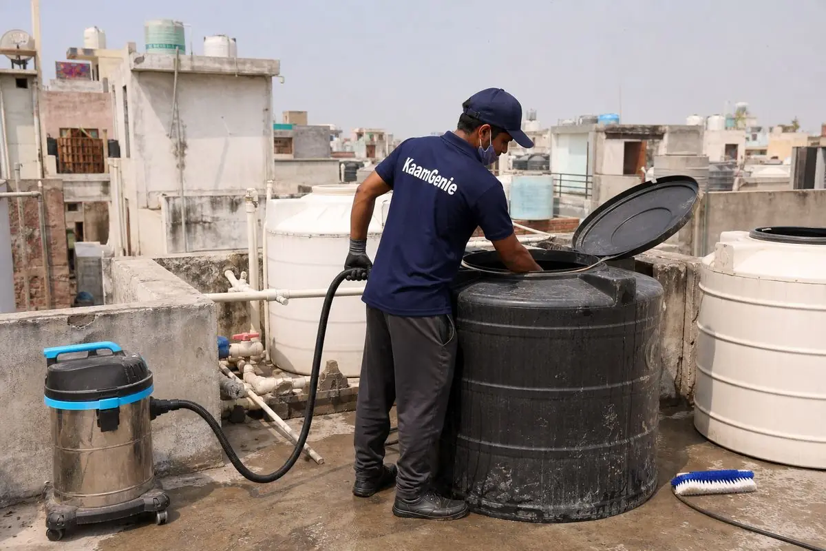KaamGenie crew cleaning a Sintex / plastic tank in Himmatpuri, Delhi