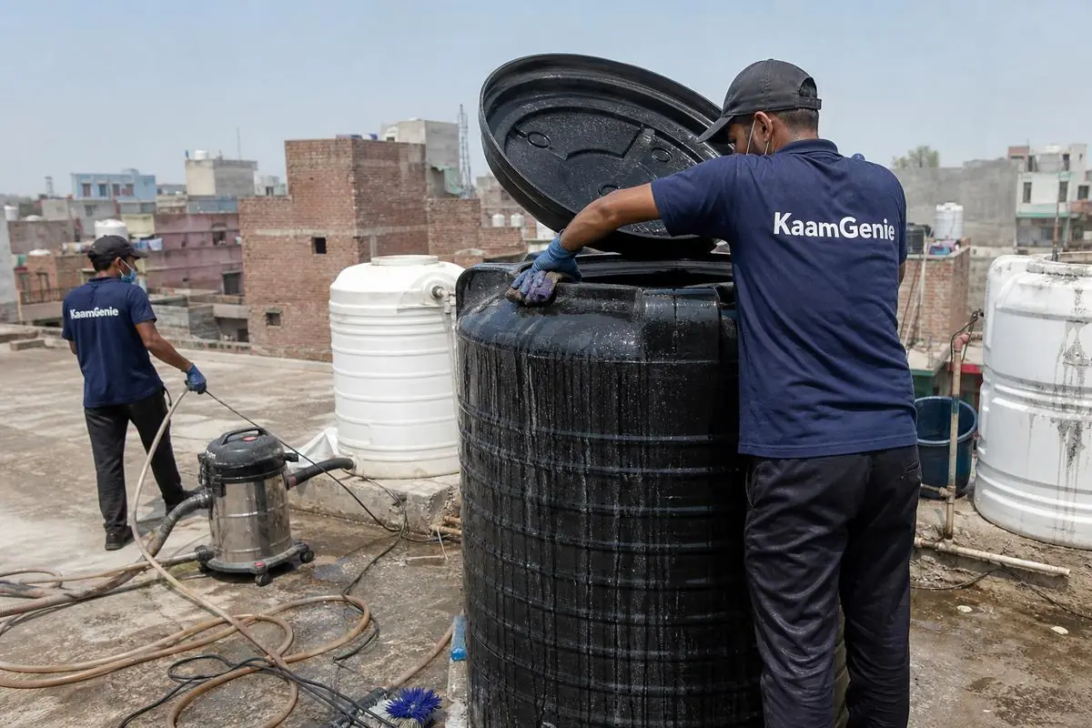 KaamGenie crew cleaning a Sintex / plastic tank in Ibrahimpur, Delhi